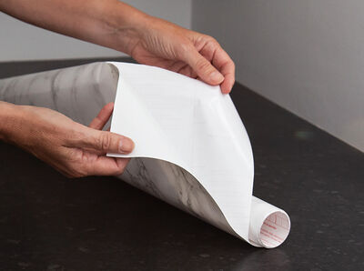 R&uuml;ckseitenpapier wird abgezogen.