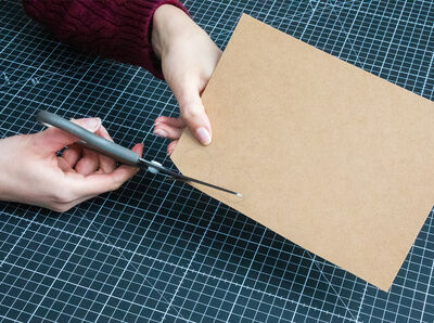 Kreis wird mit Schere ausgeschnitten.