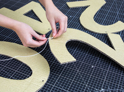 H&auml;nde knoten Schnur an Ziffer.