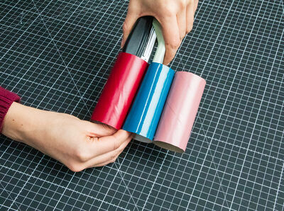 Rollen werden zusammengetackert.