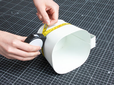 Ma&szlig;band mittig um den &Uuml;bertopf gelegt.