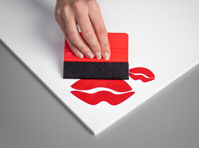 Mit der Rakel feststreichen.