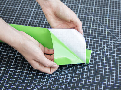 Tr&auml;gerfolie wird entfernt.