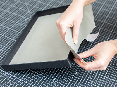 &Auml;u&szlig;erer Rand wird mit d&uuml;nnem Saum der Klebefolie versch&ouml;nert. 