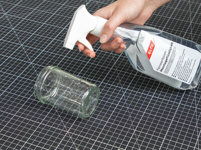 Schraubglas wird mit Wasser oder Montageflüssigkeit besprühen