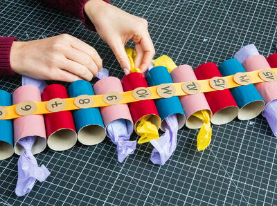 Geschenke werden in Rollen geschoben.