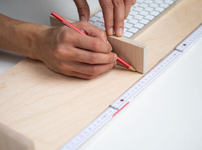 Legt nun ein Brett auf den Boden und platziert die drei Abstandshalter gerade auf dieses Brett.