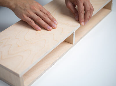 Tragt auf der Oberseite der drei Abstandsbalken Leim auf.