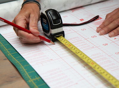 Ma&szlig;e werden mit einem Bleistift auf das R&uuml;ckseitenpapier aufgezeichnet.