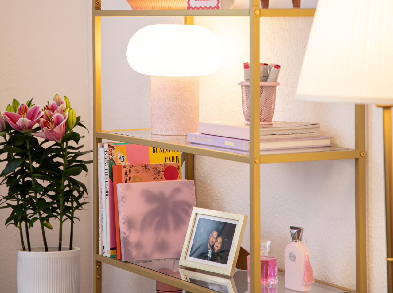 DIY-Windlicht aus Holz und Glas mit floraler Klebefolie als dekorative Wohnidee.