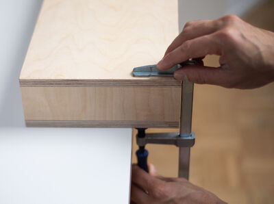 Fixiert jetzt die Bretter mit drei Leimklemmen.