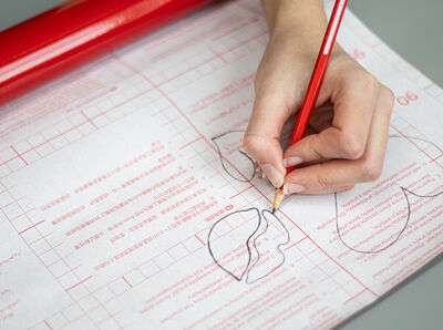 Zeichne die Formen oder Buchstaben auf das R&uuml;ckseitenpapier der entsprechenden Klebefolie.