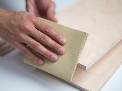 Zun&auml;chst alle Kanten und Ecken der Bretter abschmirgeln.