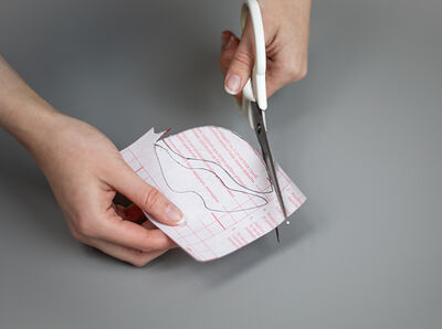 Schneide mit der Schere die Formen aus.  