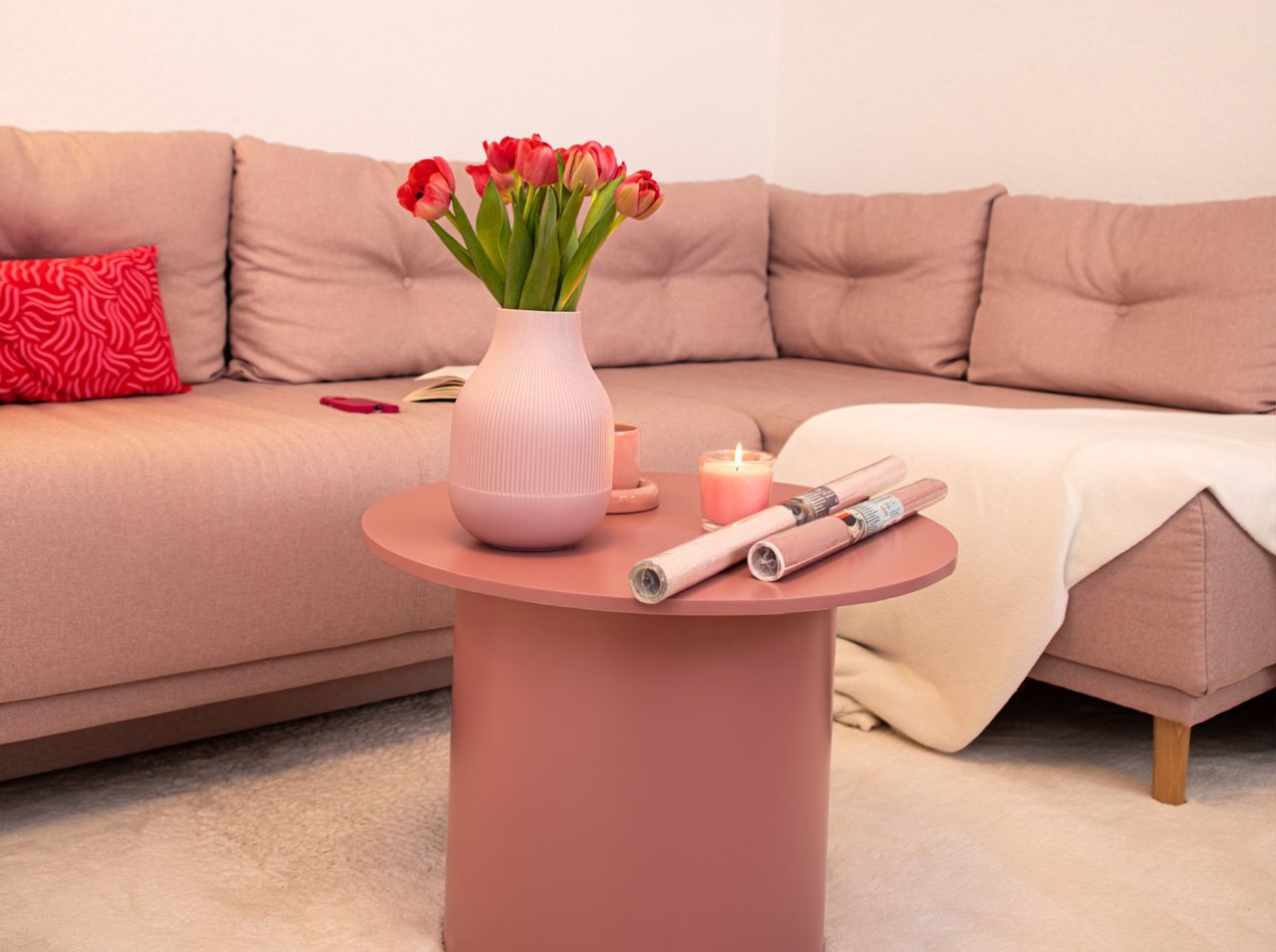 DIY-Windlicht aus Holz und Glas mit floraler Klebefolie als dekorative Wohnidee.