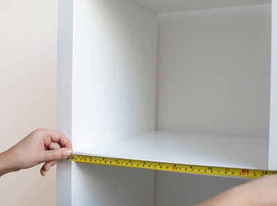 Ma&szlig;band wird an der Innenfl&auml;che des Regals angesetzt.