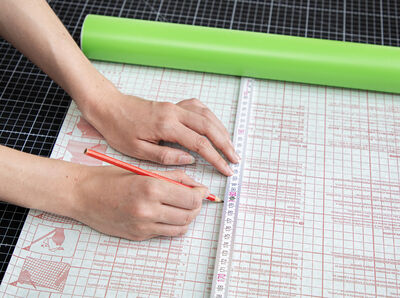 Das Ma&szlig; wird mit einem Ma&szlig;stab auf die Klebefolie Seidenmatt Apple &uuml;bertragen.