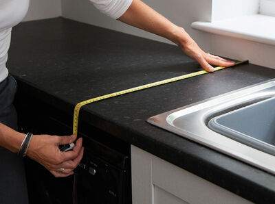 Arbeitsfl&auml;che wird mit einem Ma&szlig;band ausgemessen.